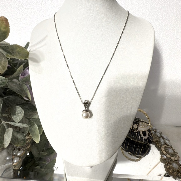 Jewelry - 925 Sterling Silver Chain With Small Pearls